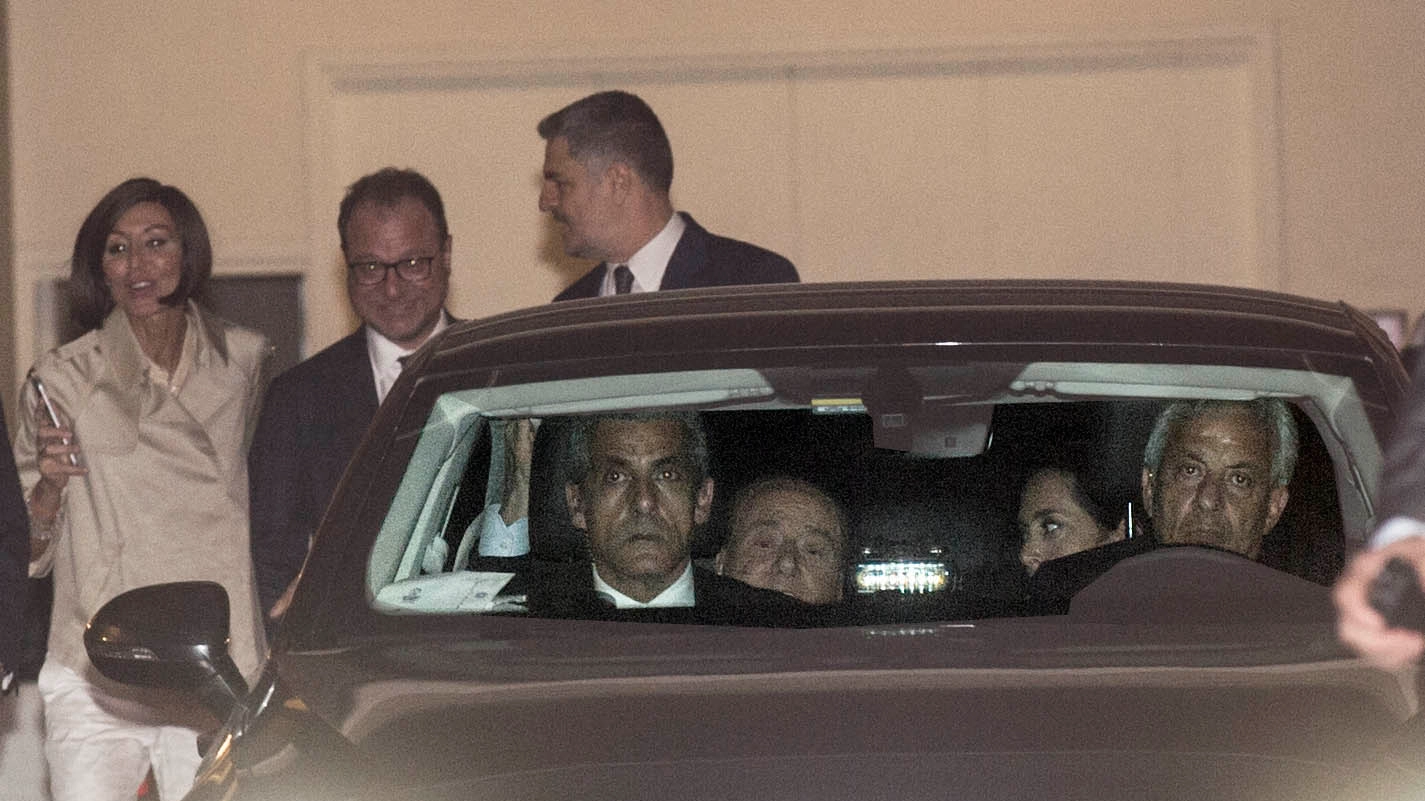 Silvio Berlusconi in auto con Licia Ronzulli (Imagoeconomica)