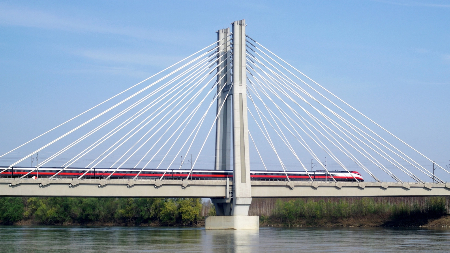 Treno dell'alta velocità di passaggio sul ponte strallato del Po