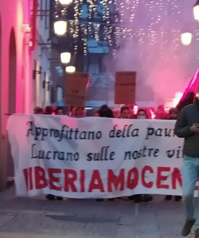 Corteo non stop degli anarchici: petardi e striscioni contro lo Stato