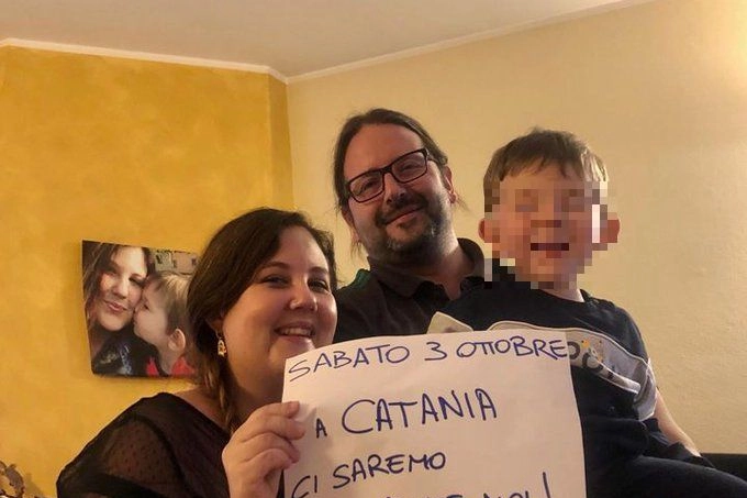 Claudia Gobbato con il marito e il figlio (da Twitter)