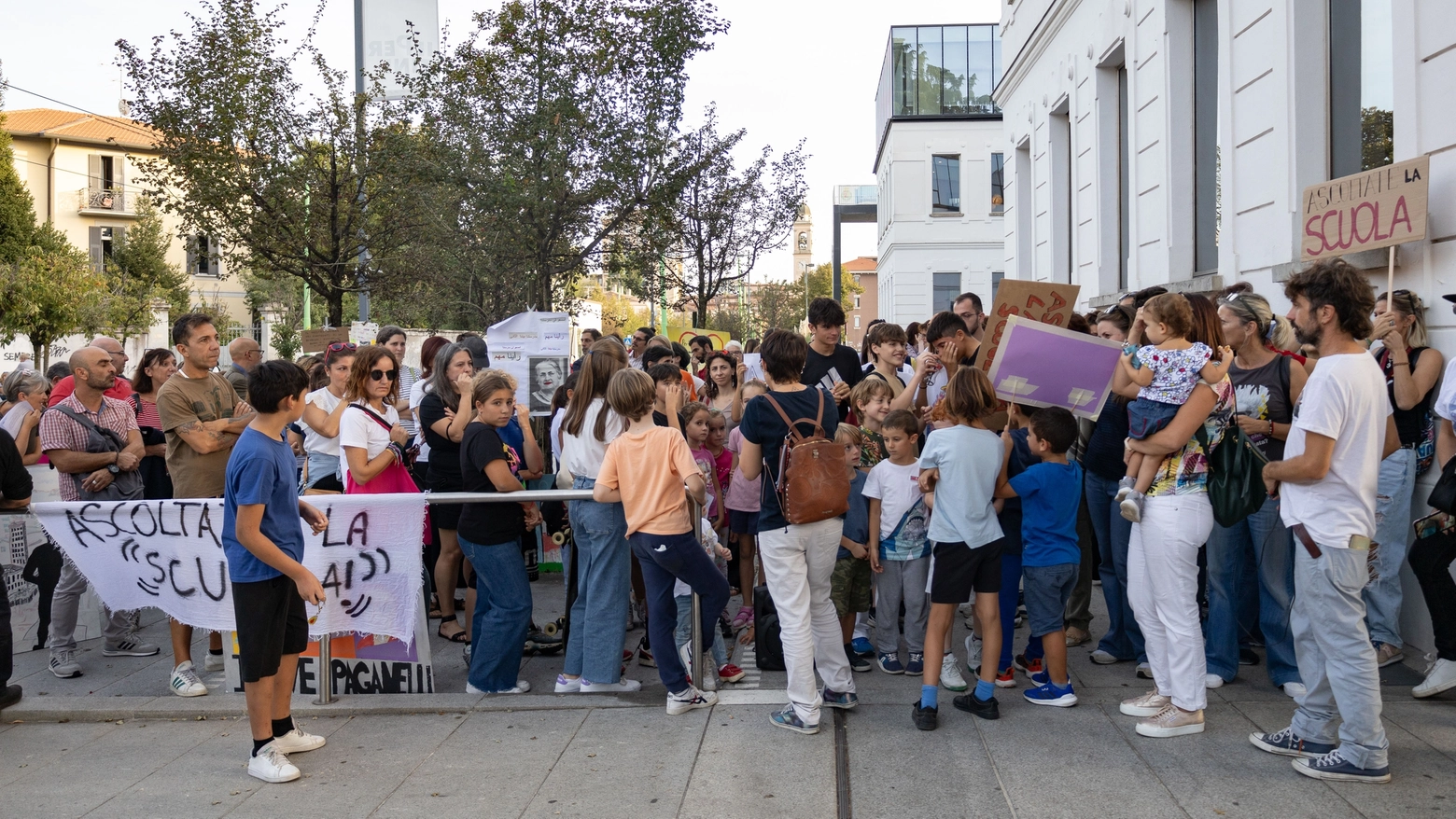 Manifestazione genitori scuola montessori Frank Cinisello