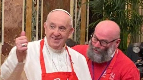 Papa Francesco con il grembiule rosso di PizzAut e il fondatore Nico Acampora