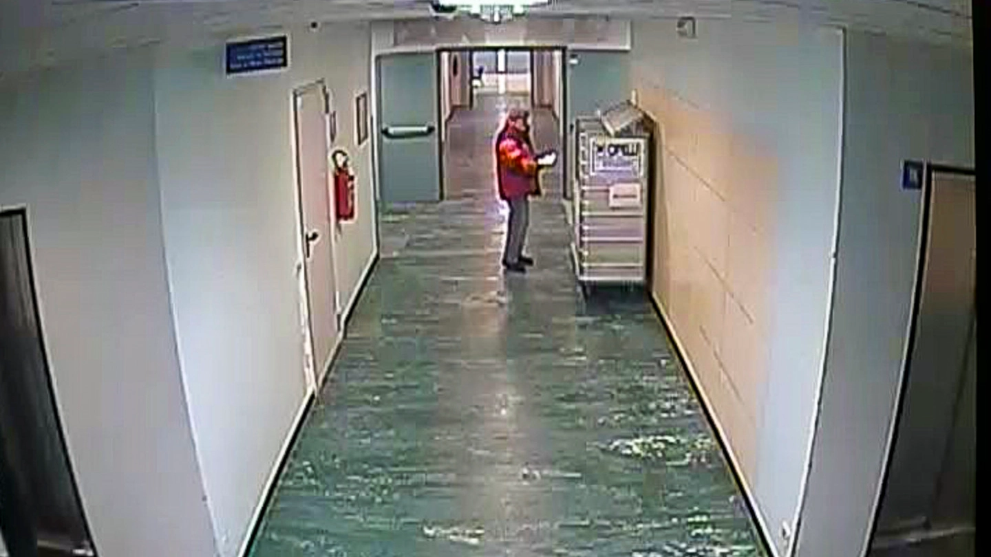 L'uomo nei corridoi dell'ospedale Maggiore