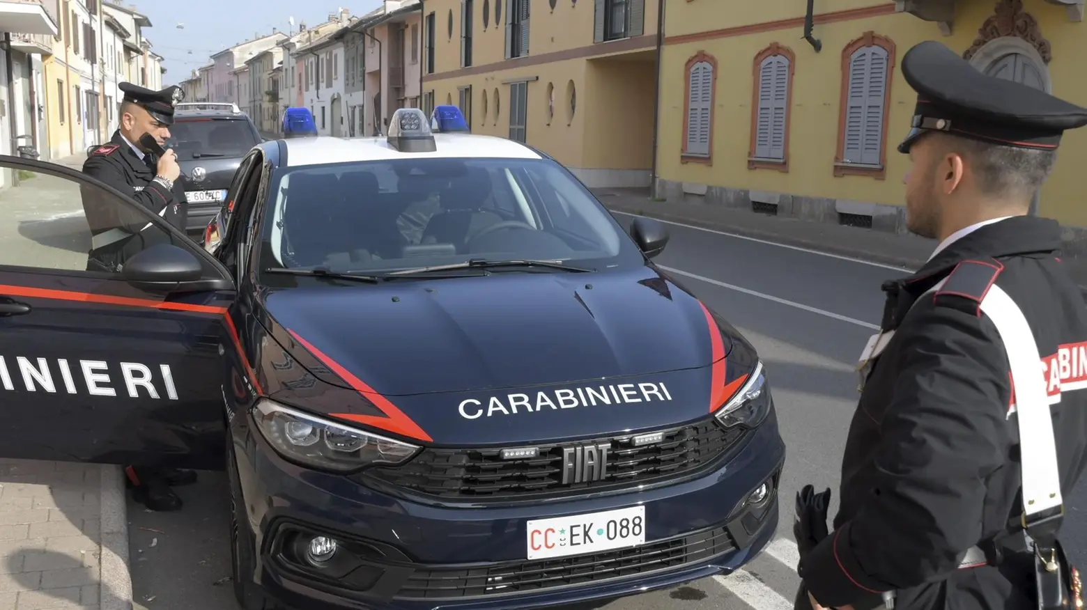 Rientra a casa e si trova faccia a faccia con i ladri Insegnante sventa il furto Rientra a casa e si trova faccia a faccia con i ladri Insegnante sventa il furto
