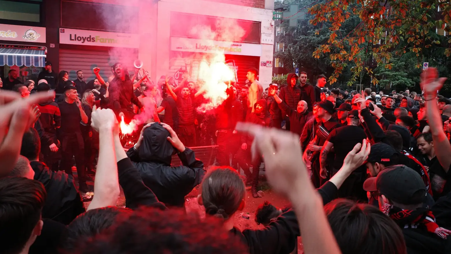 I fumogeni della tifoseria milanista vicino allo stadio Meazza