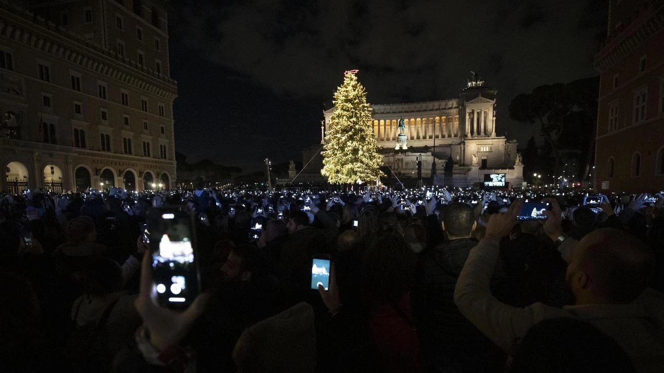L'accensione dell'albero di Natale a Roma (Ansa)