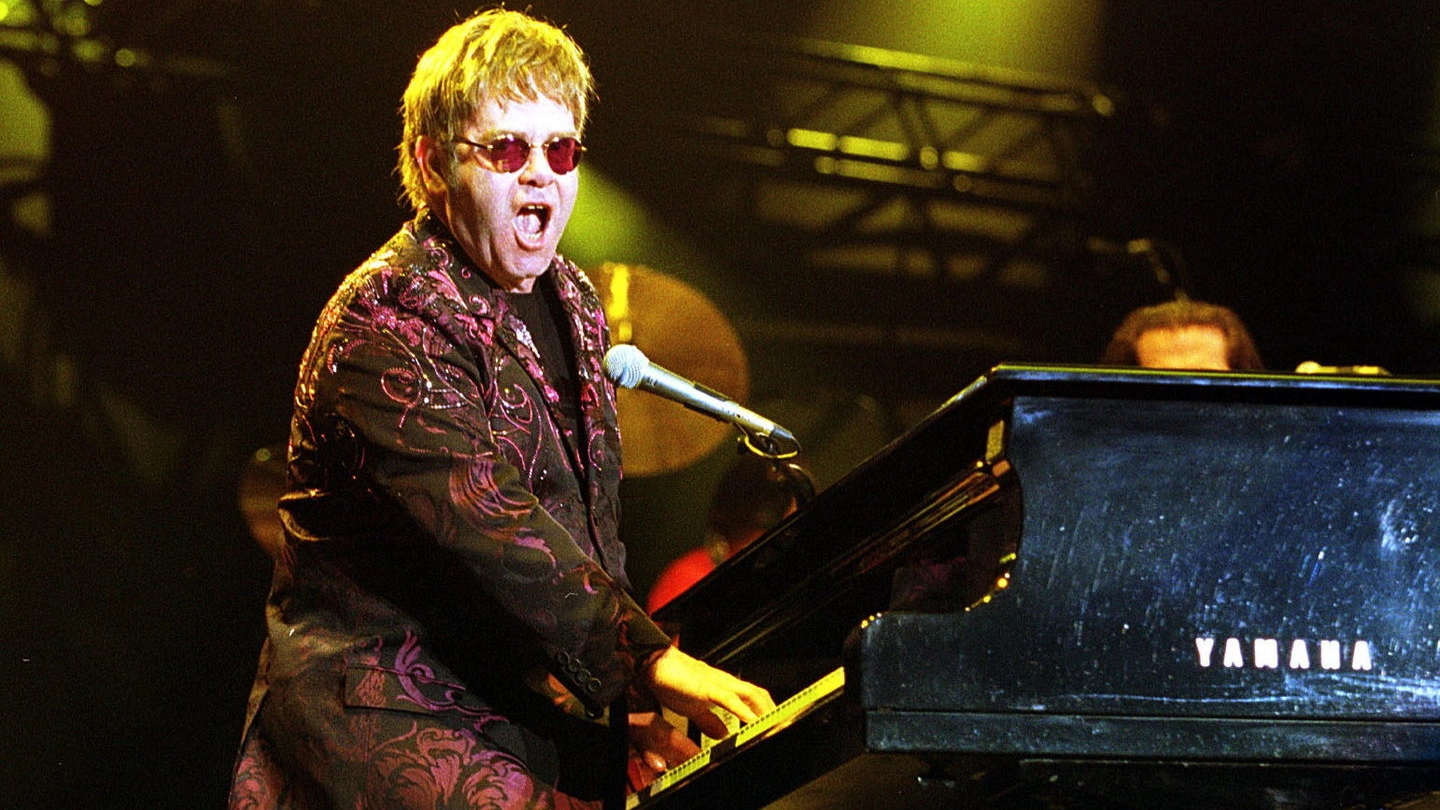 Un grande show è quello che ci si aspetta da Elton John che concluderà il suo tour del 202