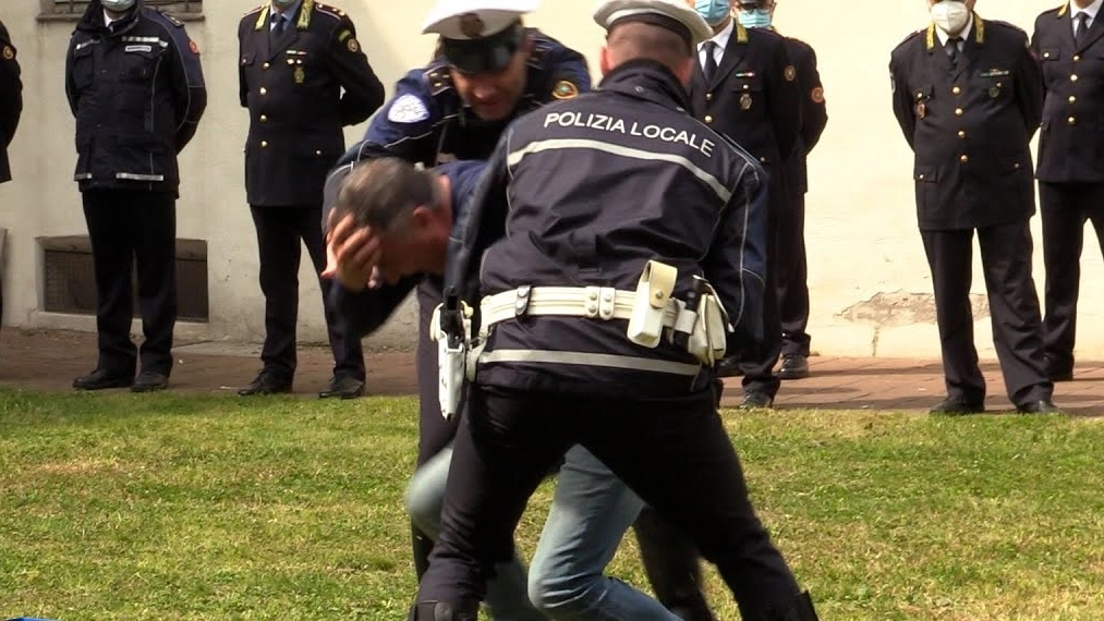 Abbiategrasso, agenti di polizia locale in azione Abbiategrasso, agenti di polizia locale in azione