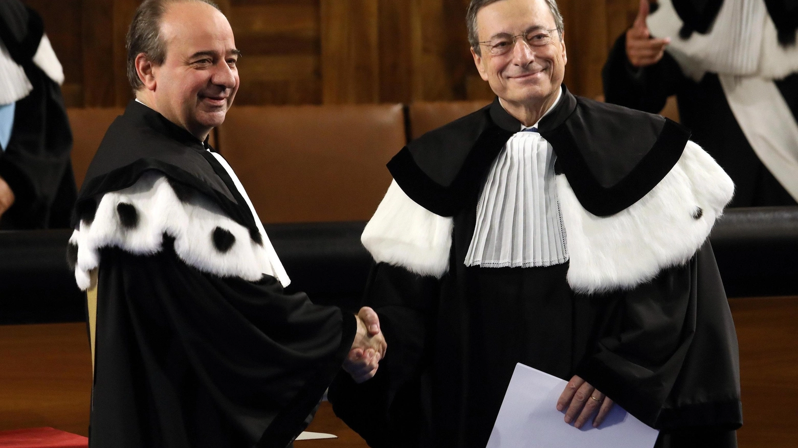 Il rettore Anelli (a sinistra) e Mario Draghi (a destra) (Ansa)