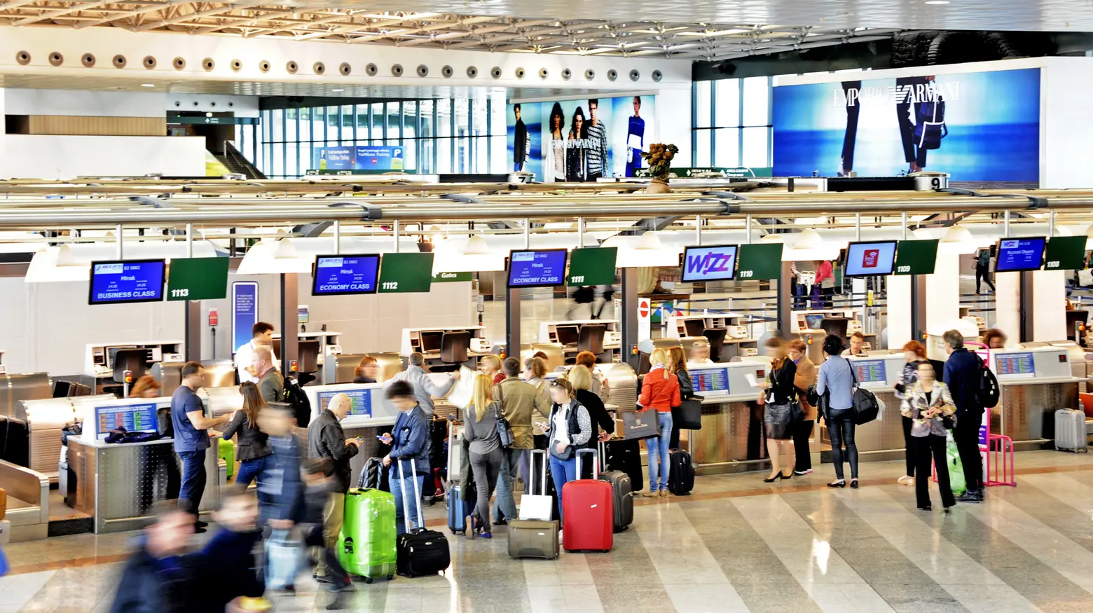 Viaggiatori all'aeroporto di Milano Malpensa