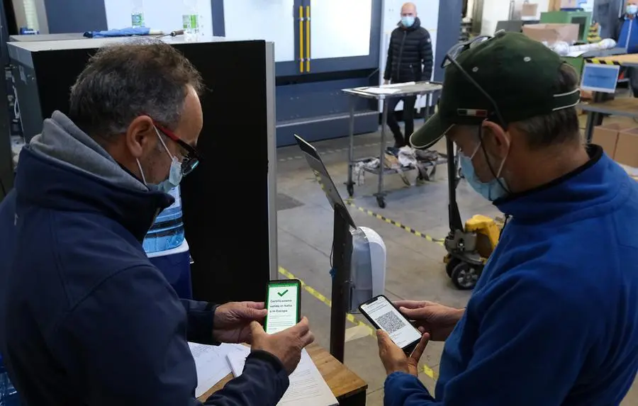 Super Green pass obbligatorio per lavoratori over 50: quando, come funziona e multe