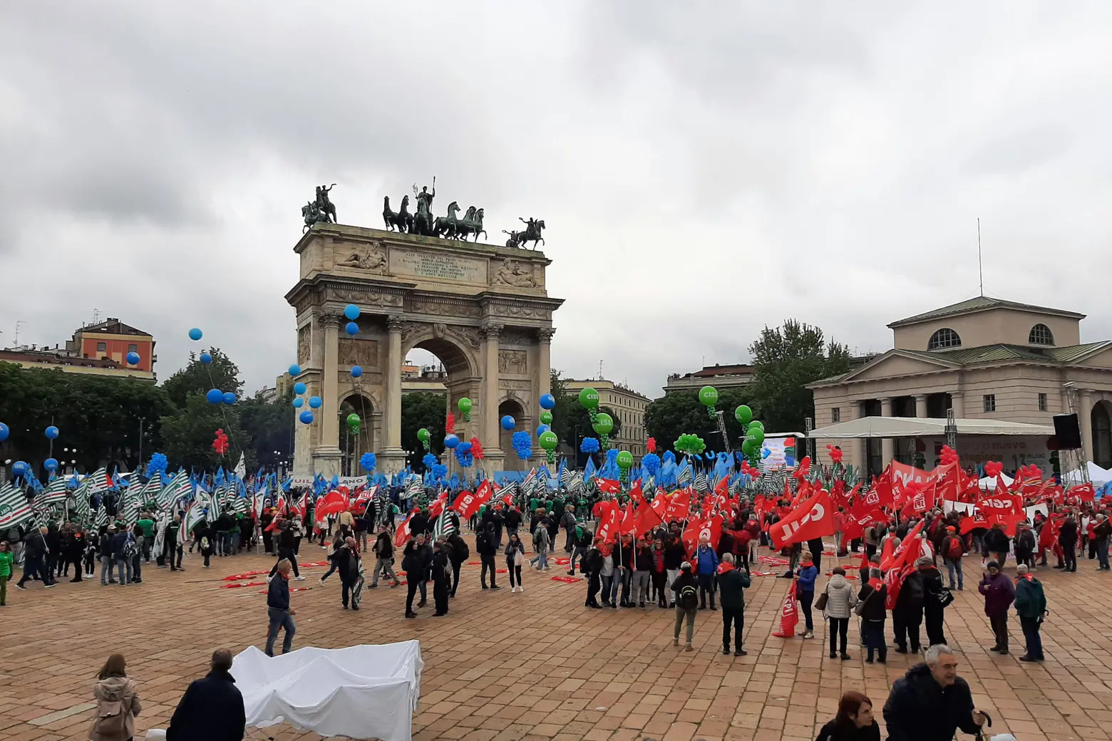 Corteo sindacati a Milano