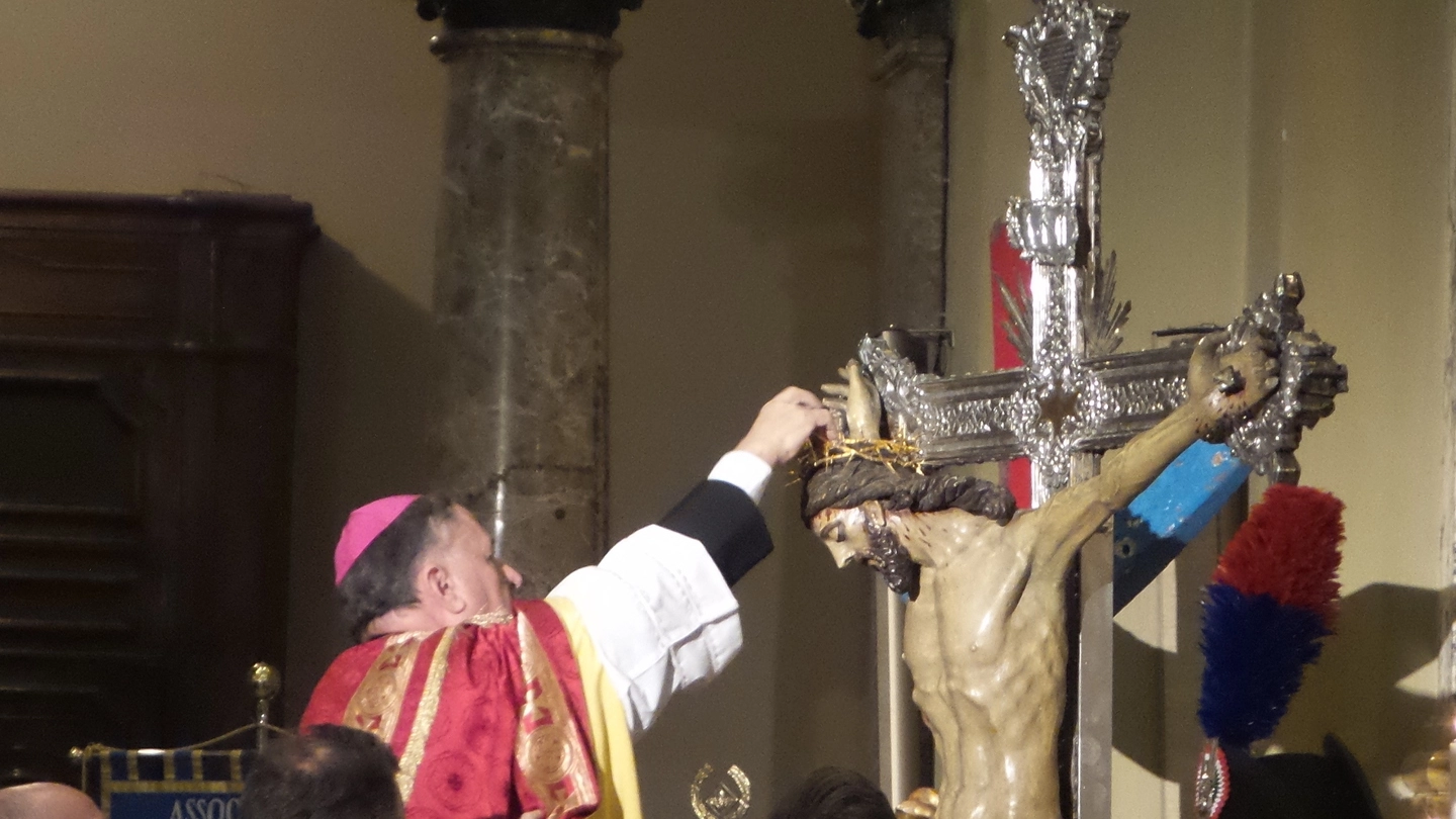 RACCOGLIMENTO Un momento della toccante cerimonia in chiesa col vescovo ausiliario di Milano, monsignor Erminio De Scalzi