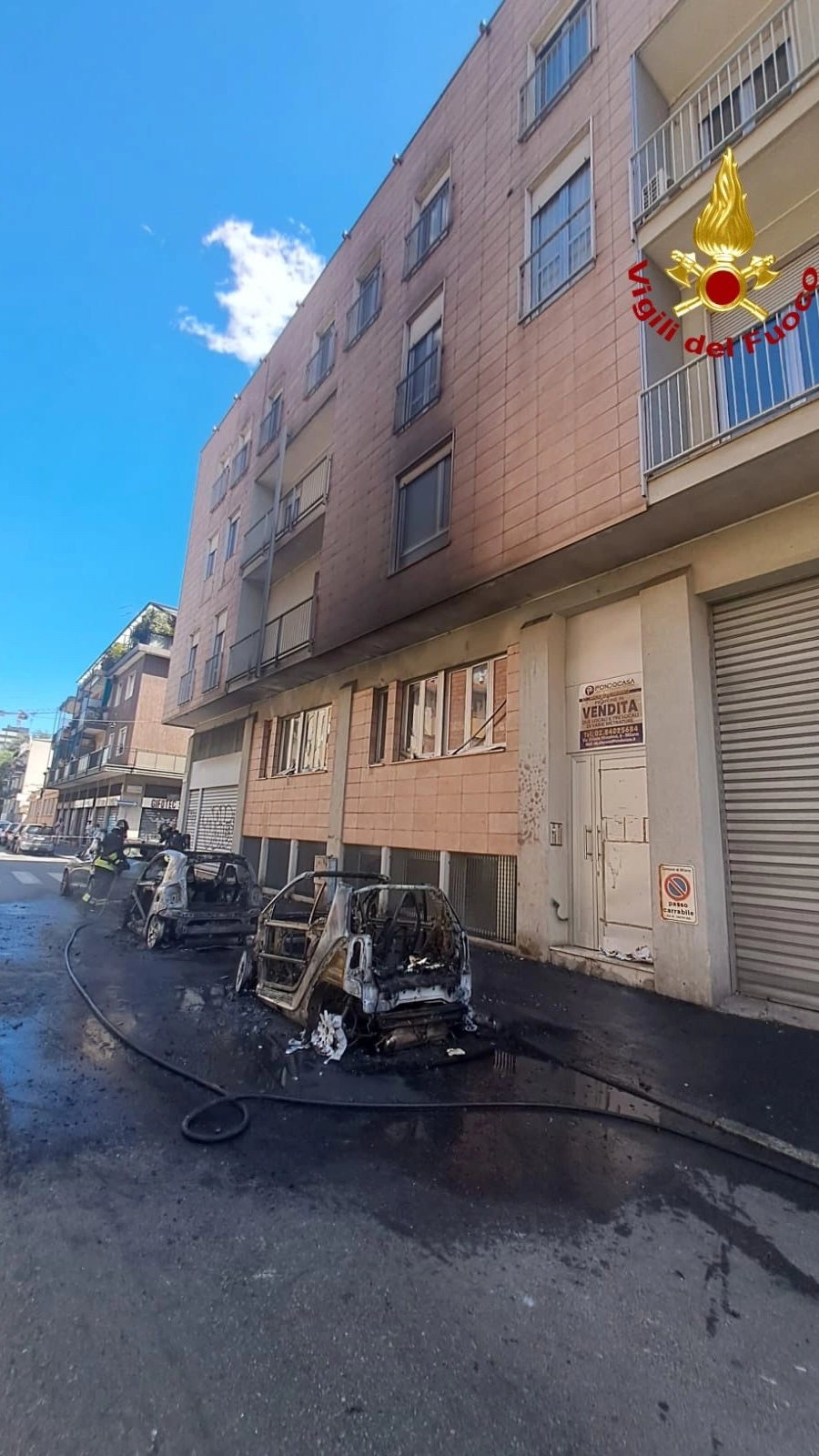 Le auto bruciate in via Meucci