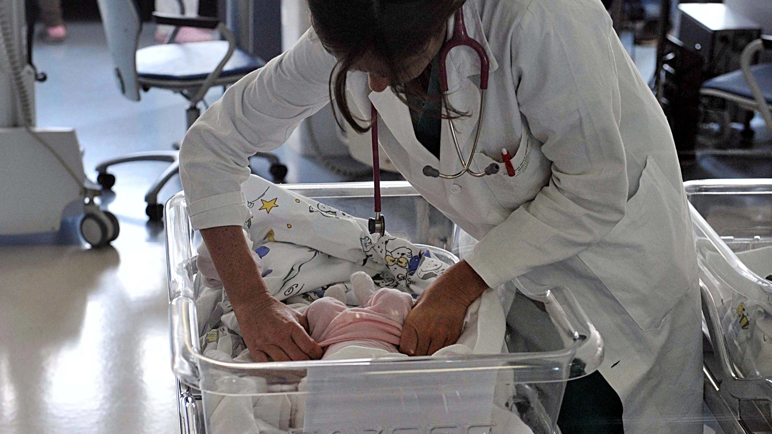 Una neonata in culla (imagoeconomica)