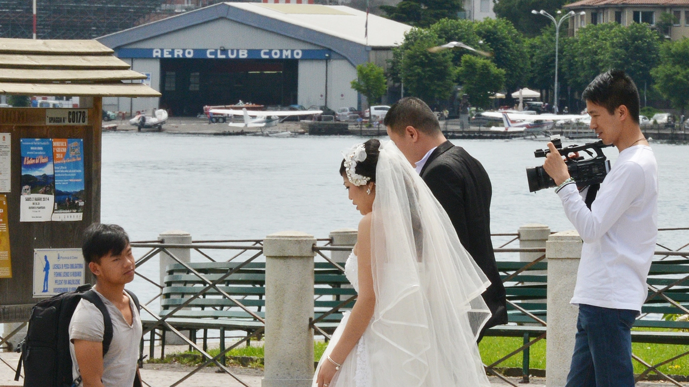 Da Singapore o dall’Australia giuramenti d’amore sullo sfondo più glamour, il lago di Como