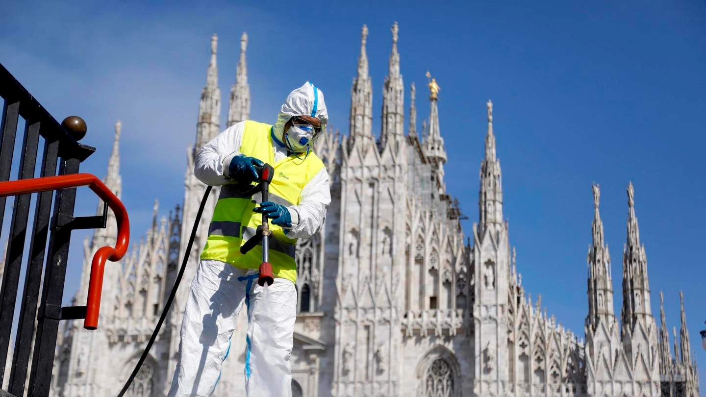 Coronavirus, operazioni di sanificazione a Milano (Ansa)
