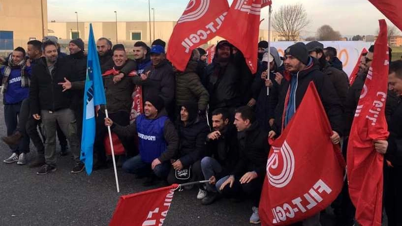 Sindacati in presidio durante uno degli scioperi dei driver in Lombardia