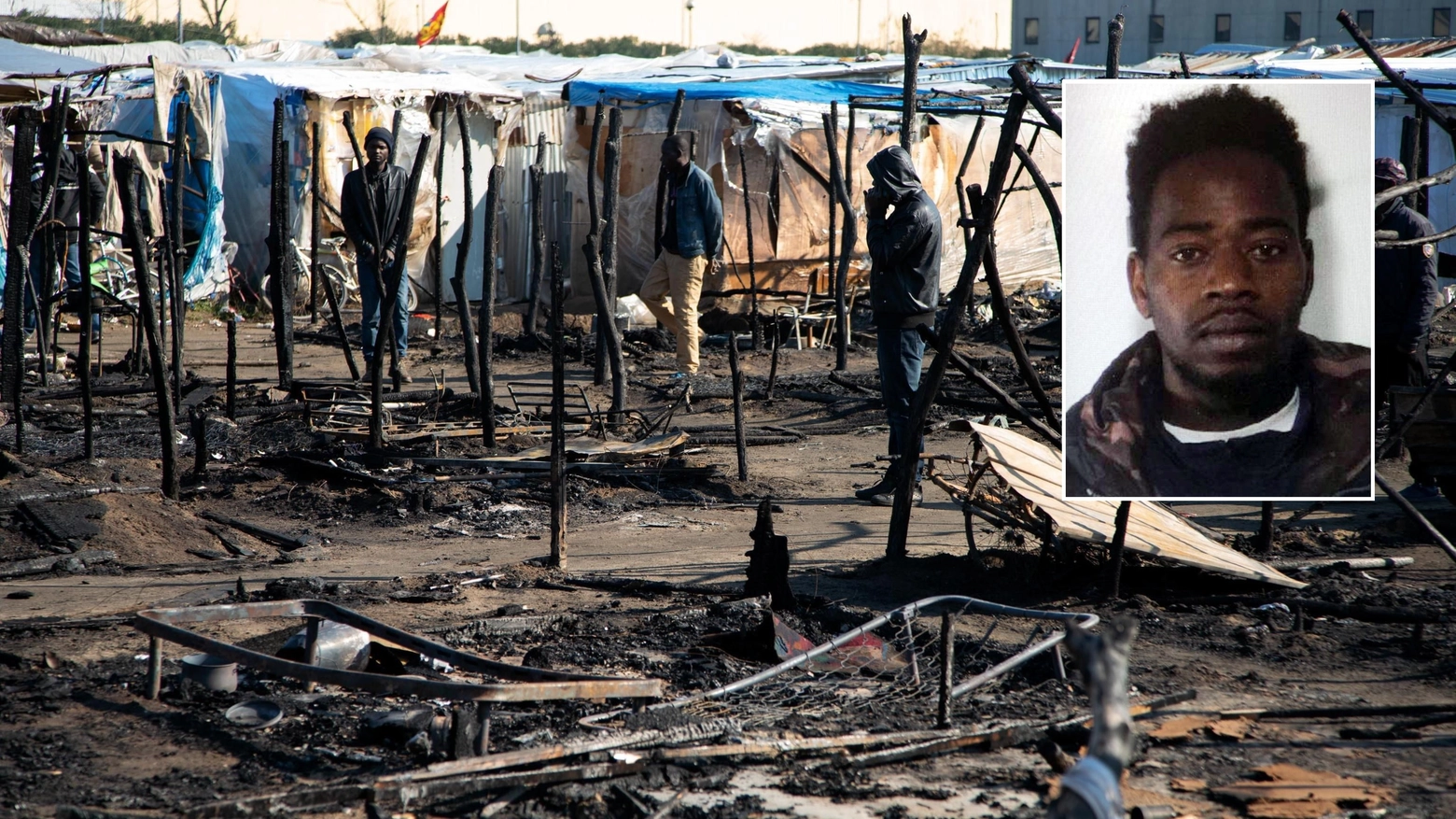 L'incendio nella baraccopoli di San Ferdinando e il senegalese morto (Ansa)