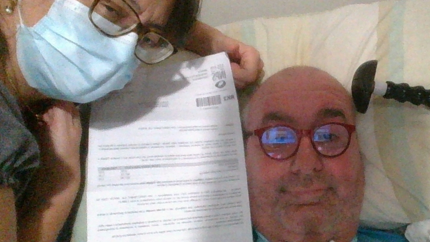 Carlo Antonini, malato di Sla, mostra insieme alla moglie la lettera inviata dall'Inps