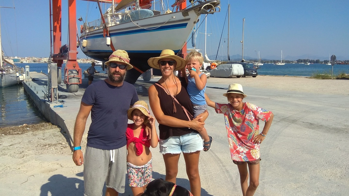 La famiglia Barberis con la barca sullo sfondo