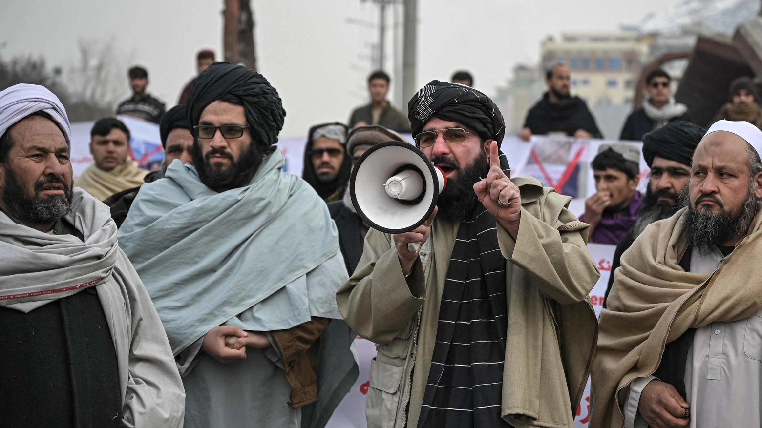 Un membro dei talebani spiega le regole della sharia alla popolazione