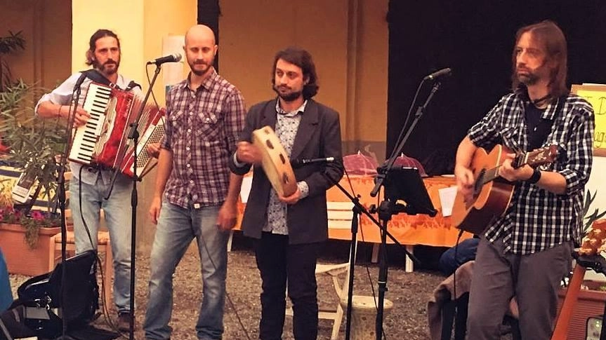 Lo scatenato folk dei TacaSbandà farà ballare il Tambourine Lo scatenato folk dei TacaSbandà farà ballare il Tambourine