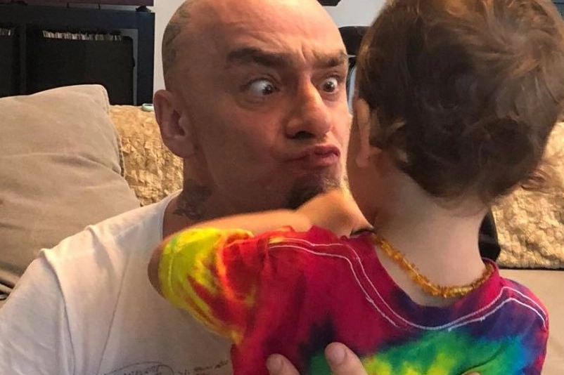 J-Ax insieme a suo figlio Nicolas (Foto Facebook)