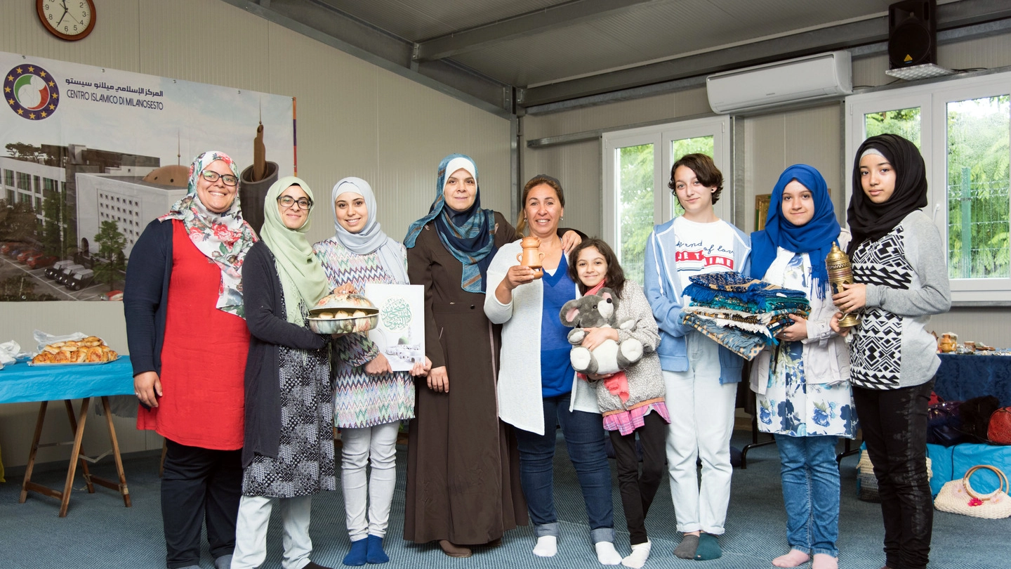 Le donne della comunità  sestese alla raccolta fondi  in via Luini