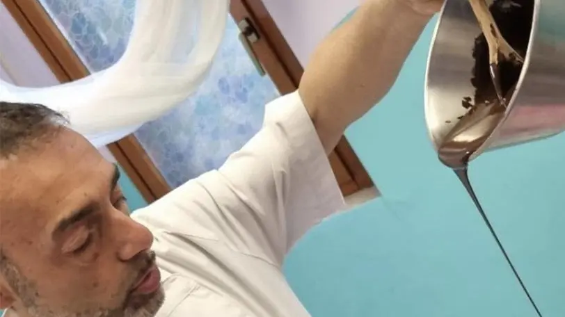 Il pasticciere Luca e i segreti del cioccolato: golosa lezione all’asilo Il pasticciere Luca e i segreti del cioccolato: golosa lezione all’asilo