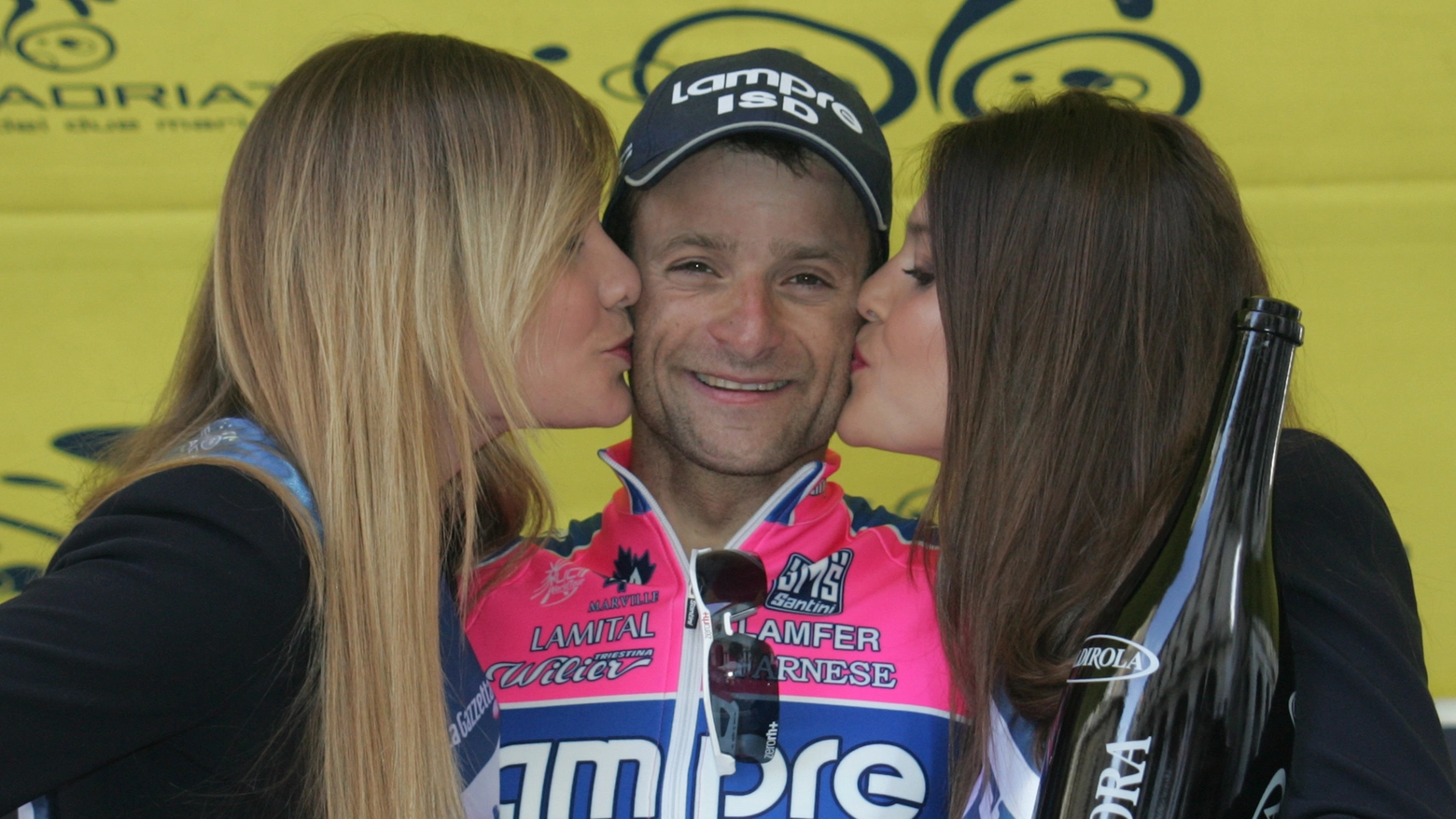 Michele Scarponi dopo aver vinto una tappa della Tirreno-Adriatico nel 2011 (foto Ansa)