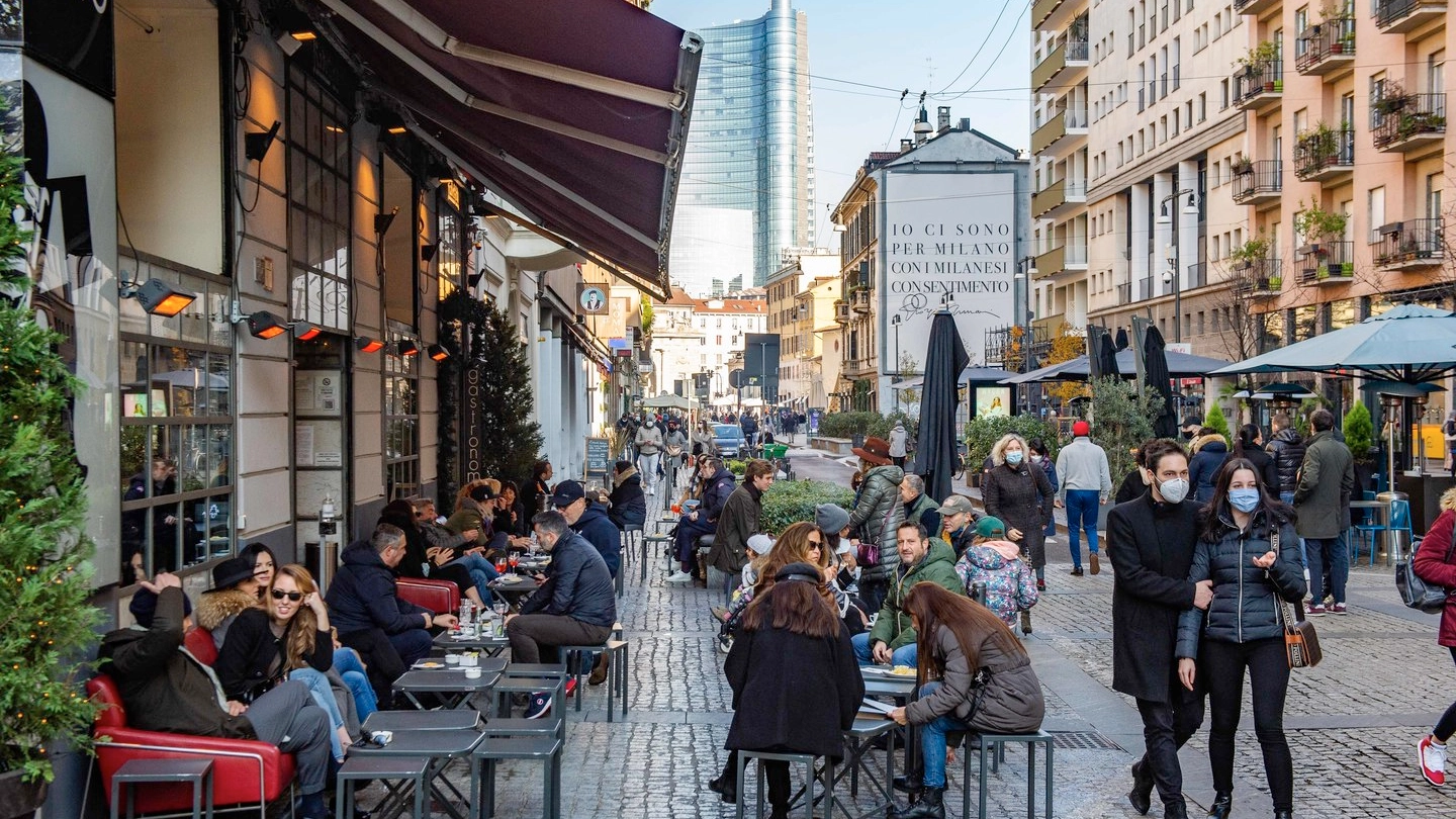 Milano zona gialla, riaprono bar e ristoranti all'aperto