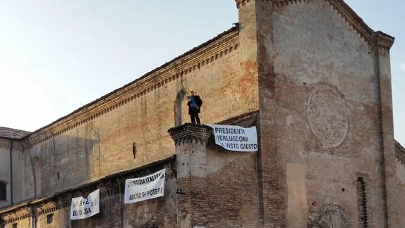 L'uomo sul tetto della chiesa sconsacrata a Mantova
