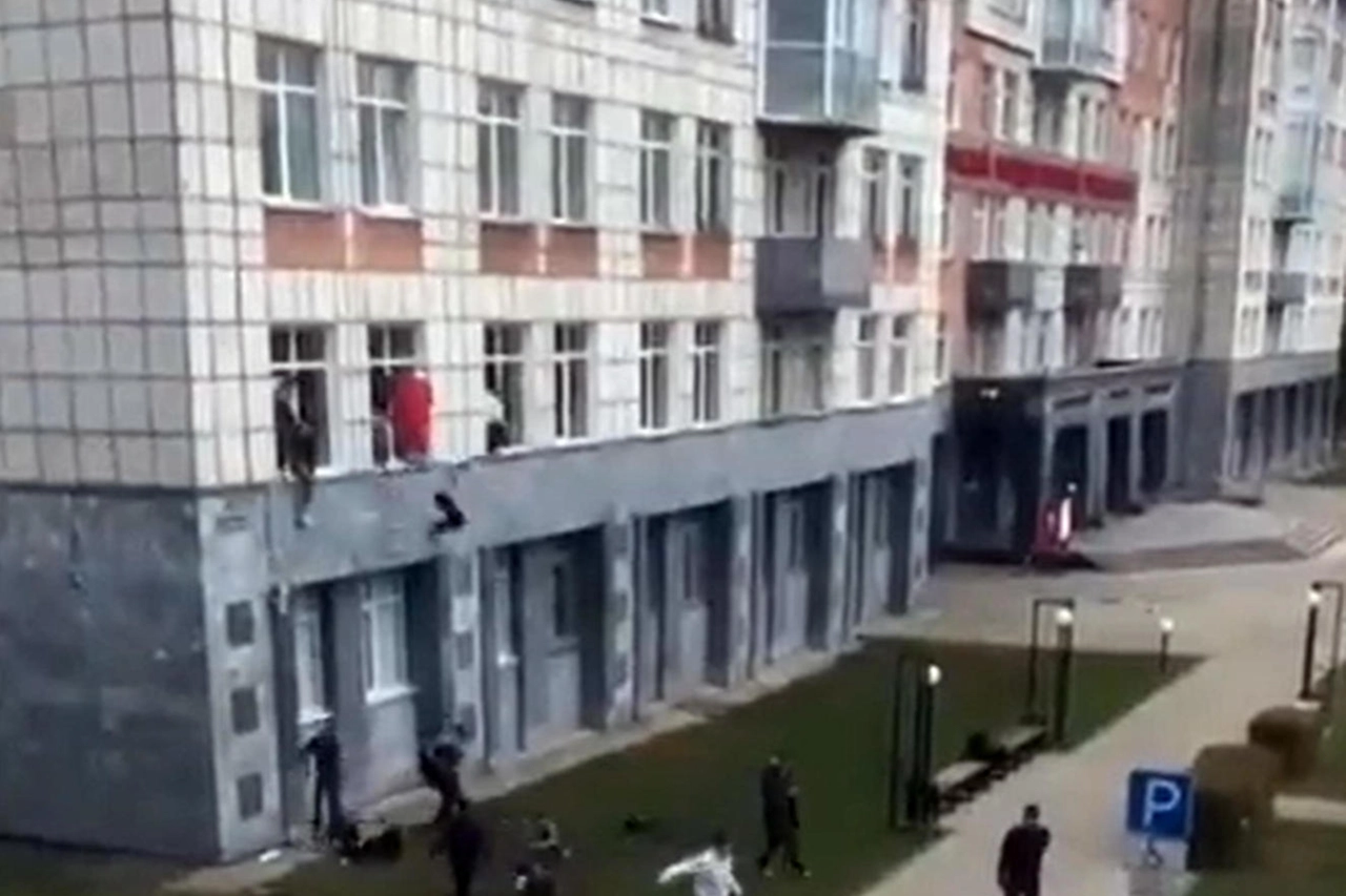 Gli studenti si lanciano dalle finestre