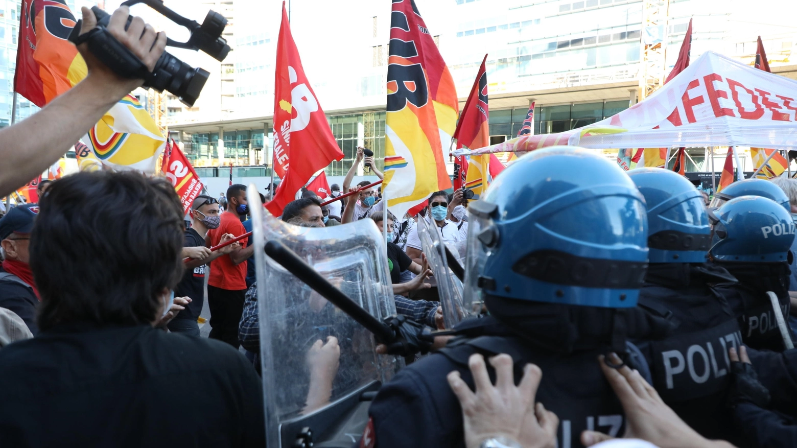 Tensione tra i manifestanti dei sindacati di base e dei centri sociali