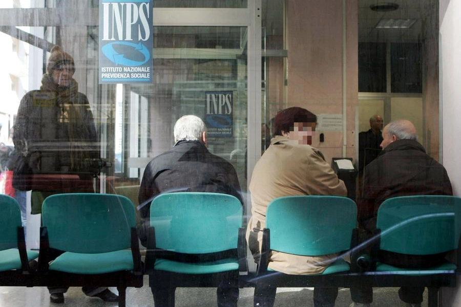 Pensionati: la sala d'attesa di un ufficio INPS