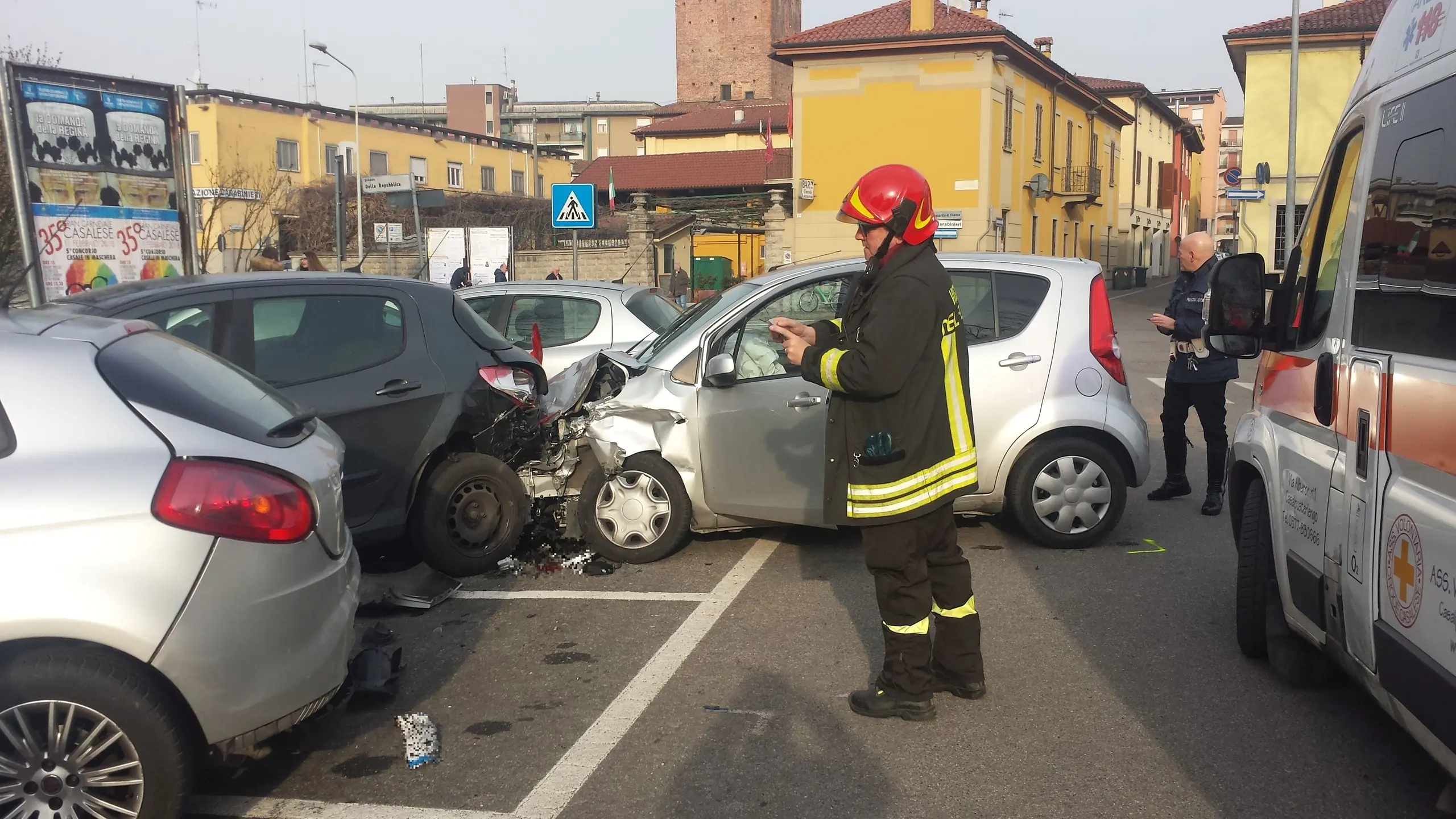 Paura in centro a Casale, auto impazzita travolge quattro vetture in sosta