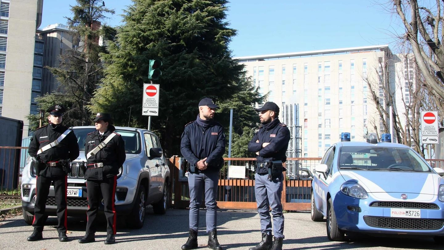 Polizia e carabinieri presidiano il San Paolo dopo il ricovero di Cospito