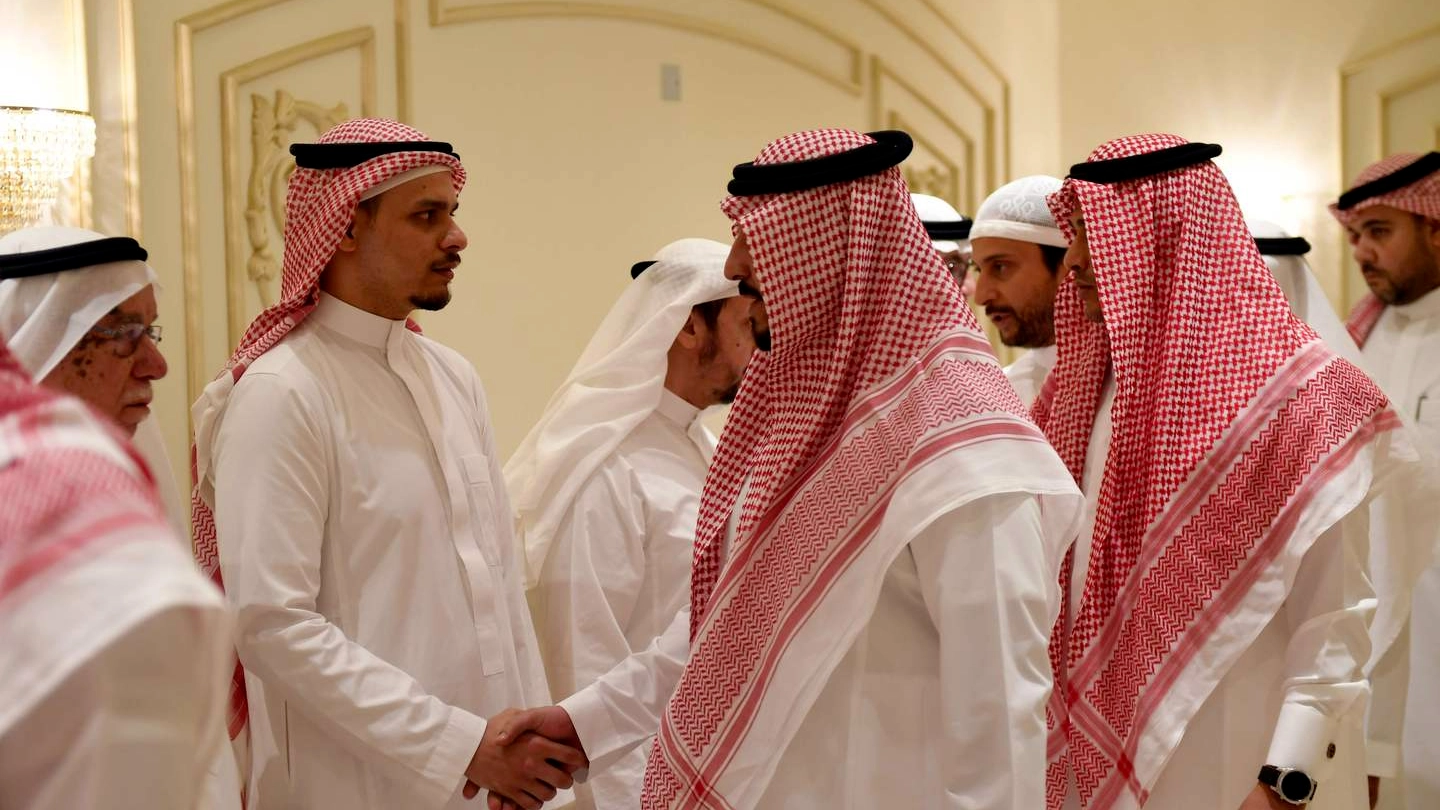 Il figlio Salah Khashoggi riceve le condoglianze per il padre a Jedda (Lapresse)