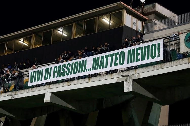 Lo striscione esposto ad Avellino per Matteo Mevio