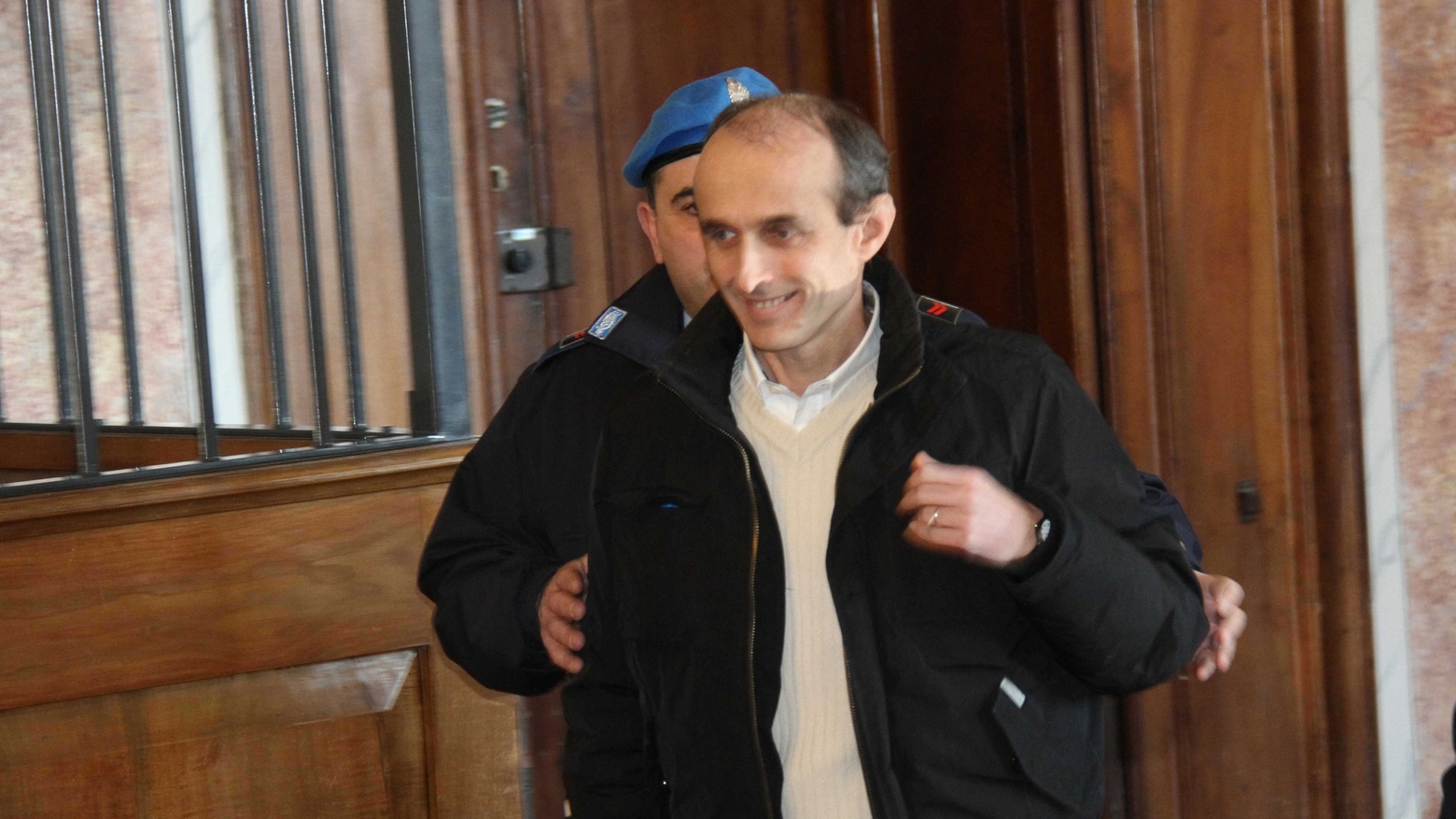 Maurizio Iori accompagnato dalla polizia penitenziaria