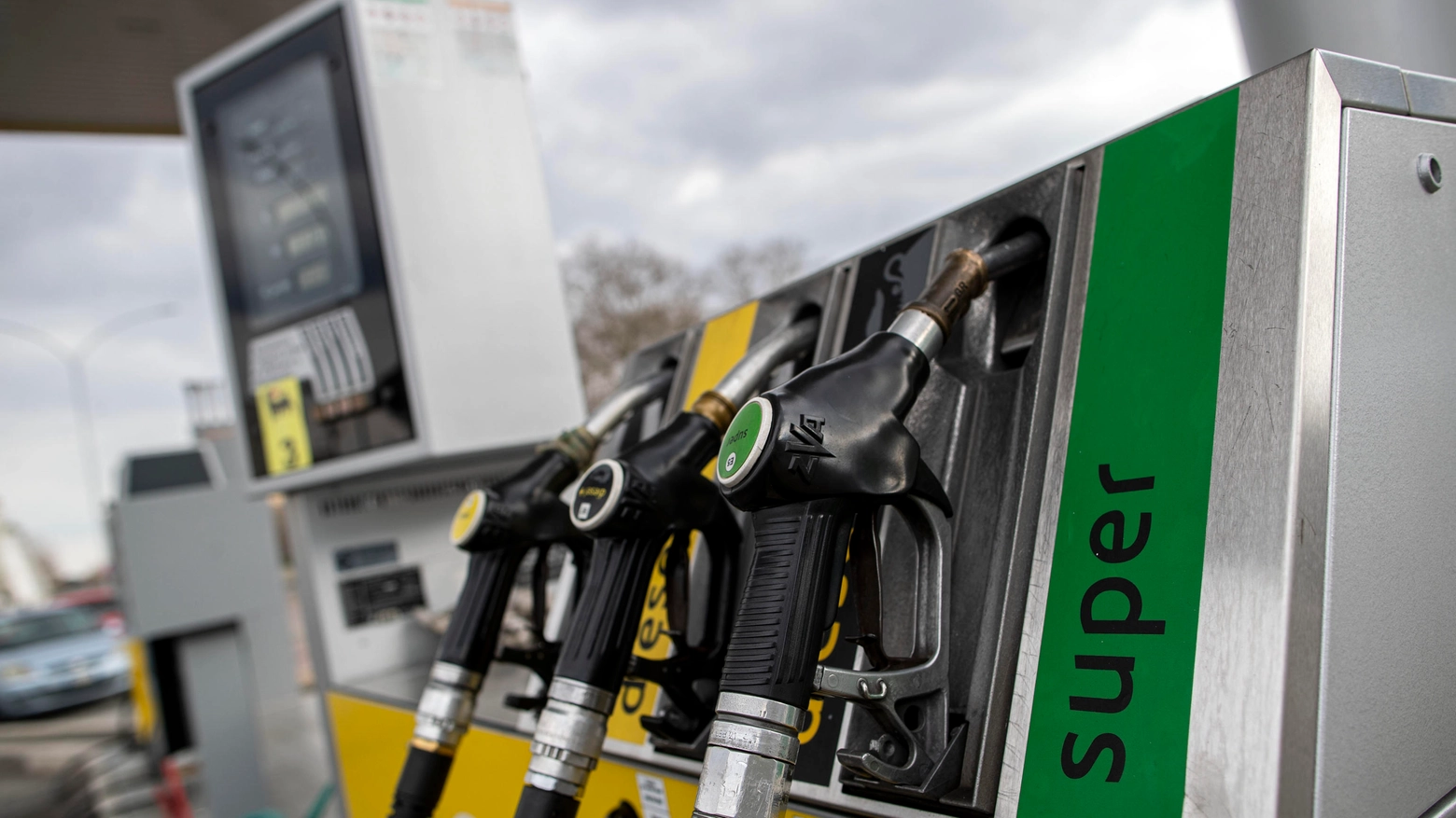 In un mese, il prezzo della benzina è passato da 1,8 a 2,2 euro al litro