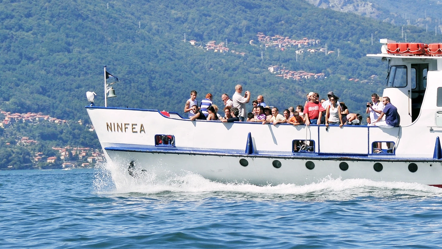 Uno dei battelli che fanno servizio sul lago di Como