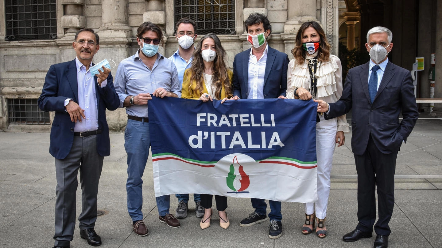 Gli esponenti di Fratelli d’Italia ieri in piazza Scala, davanti a Palazzo Marino