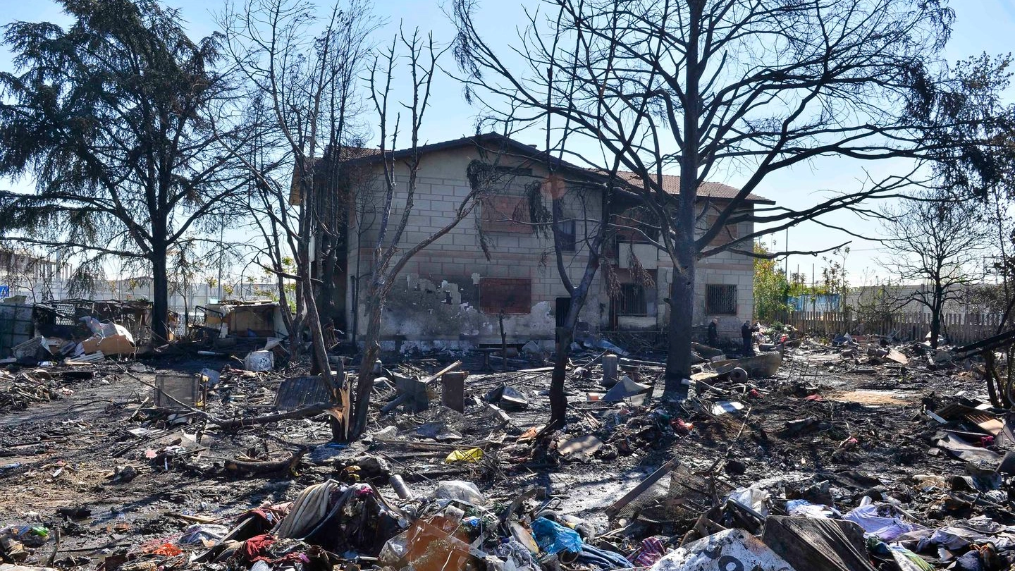 Il campo nomadi devastato dall'incendio (Nepress)