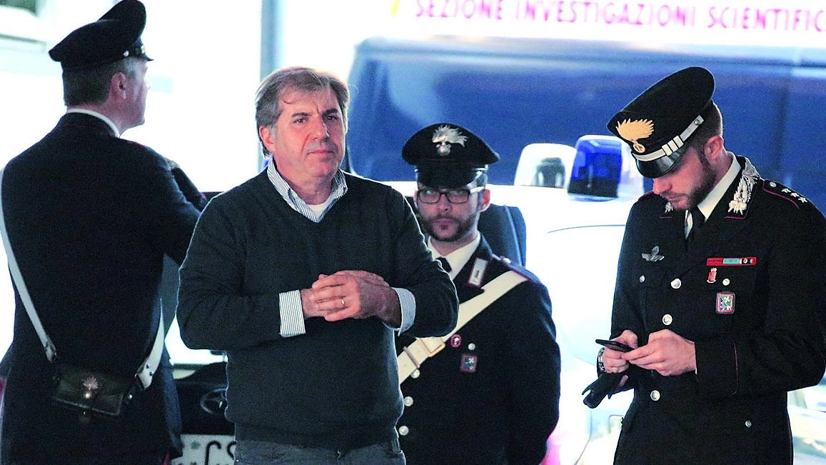 Adelio Bozzoli insieme ai carabinieri (Fotolive)