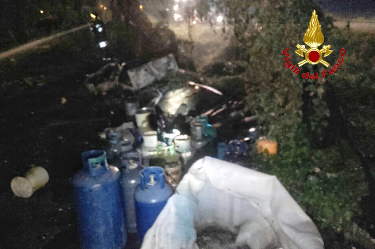 Abbiategrasso, incendio in un campo rom abbandonato