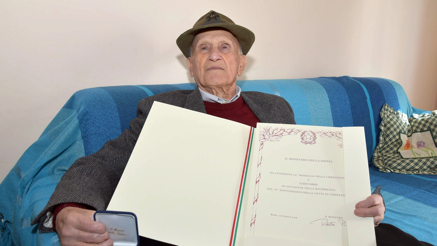 Guido Varesi, 104 anni con la pergamena (Torres)