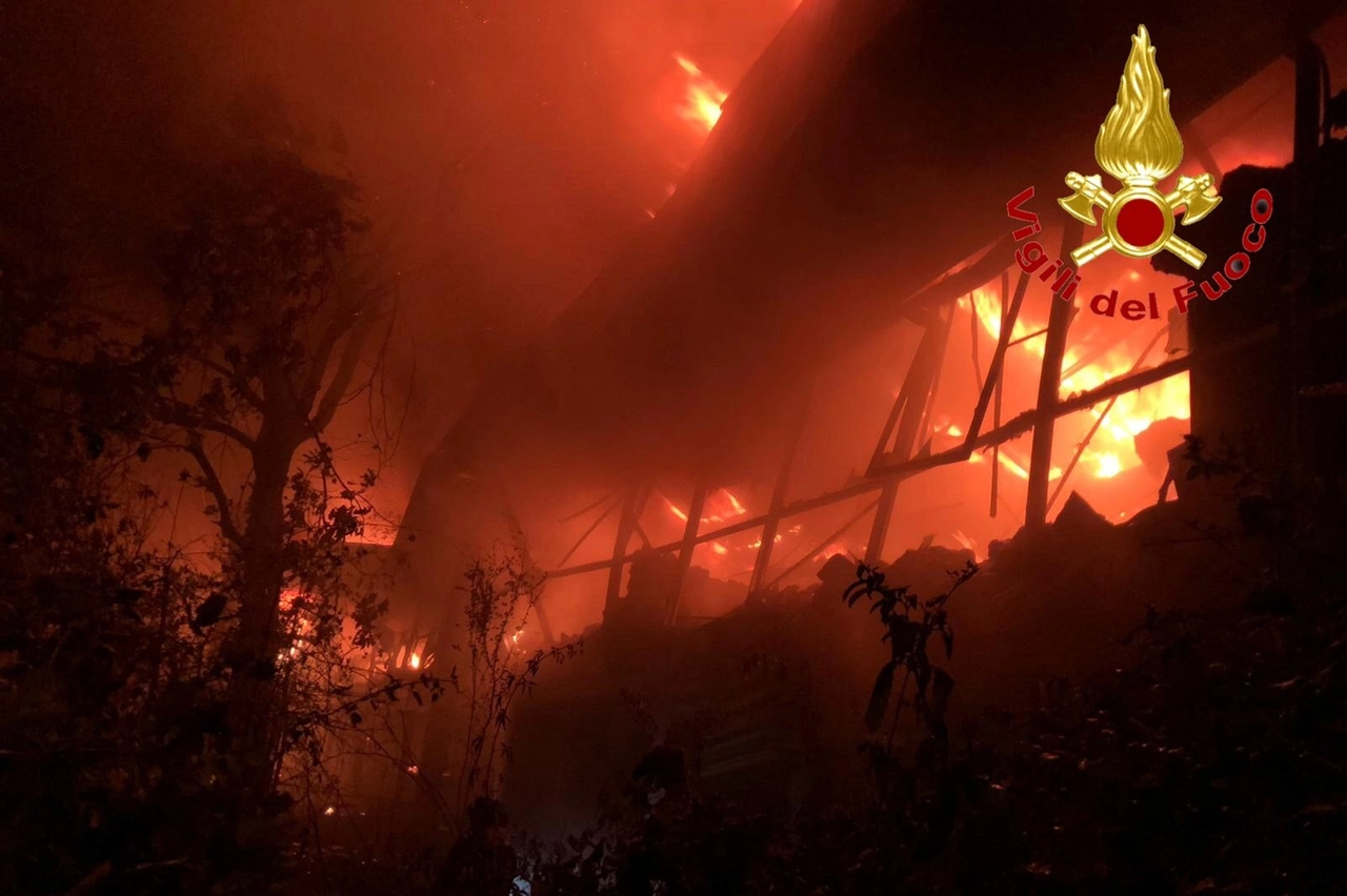 Il capannone in fiamme