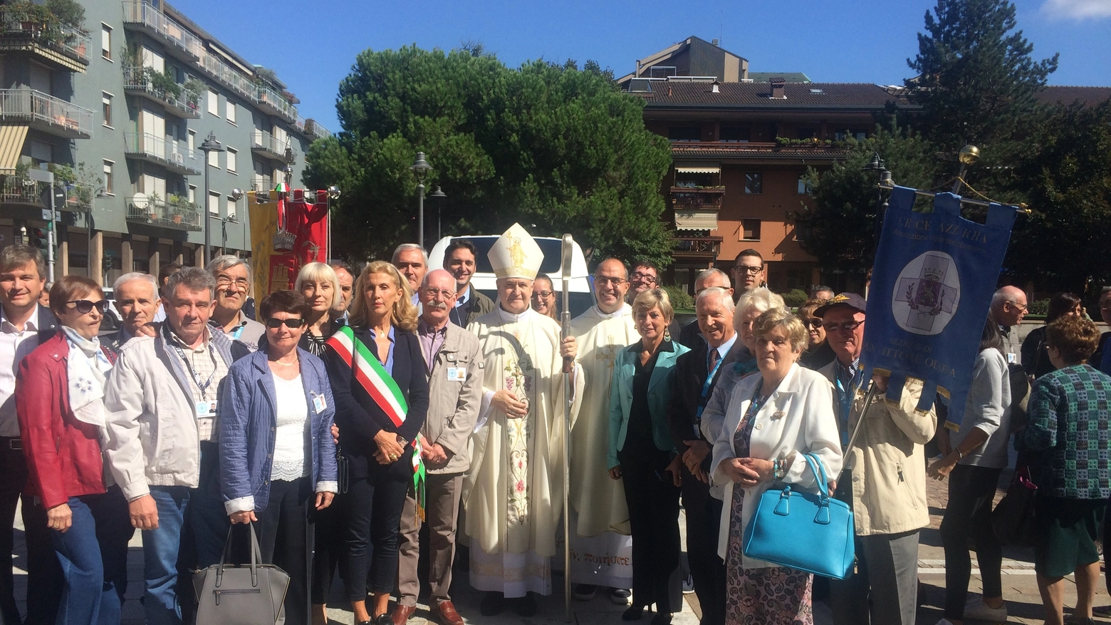 Il vescovo di Vigevano insieme al sindaco e ai cittadini